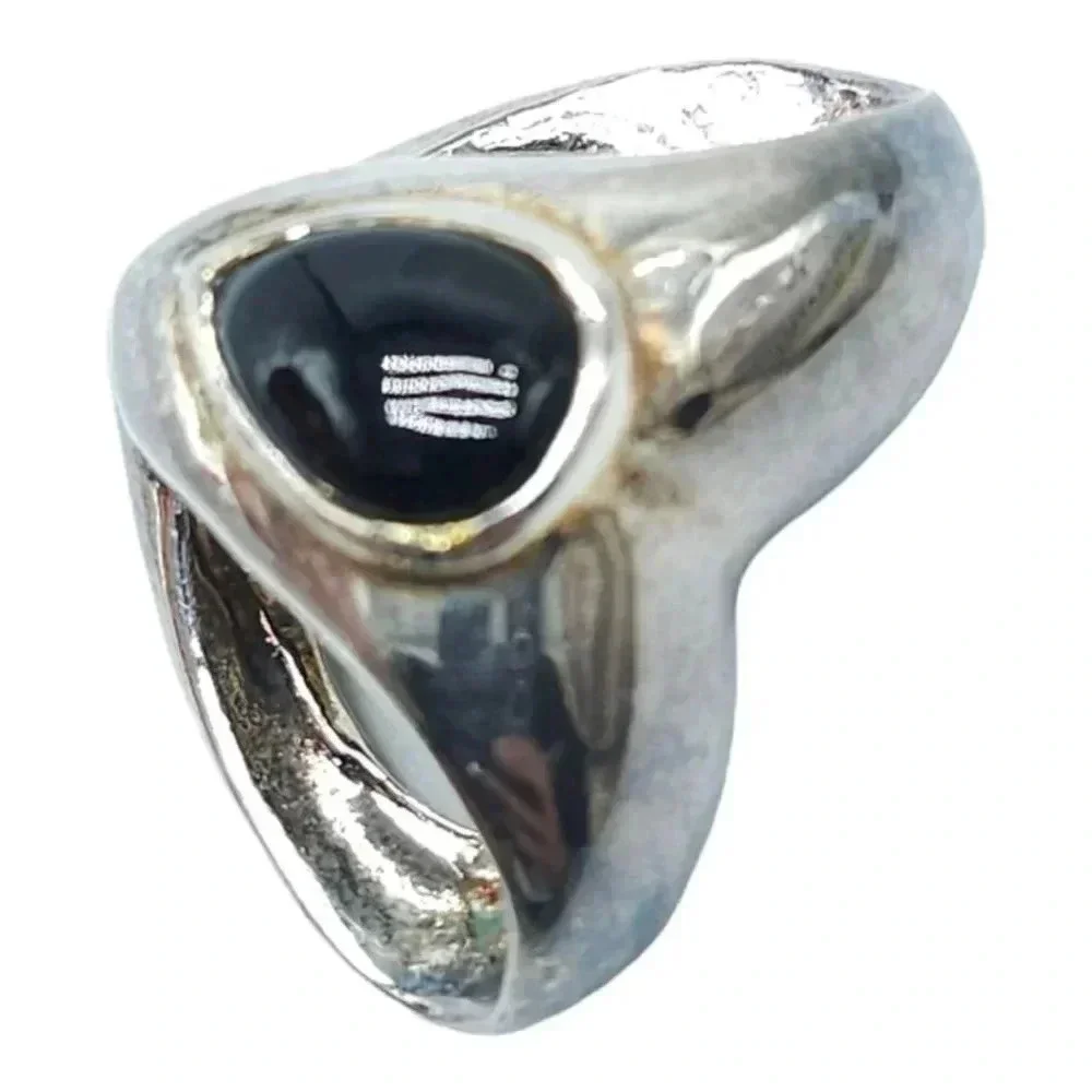 925 Sterling Silver Pear Shaped Black Onyx Gemstone Heart Shaped Pendant